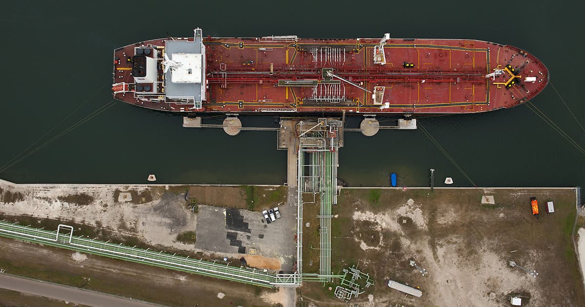 US Crude Oil Shipping Costs to Asia Reach Record Highs Amid Saudi Pipeline Closure