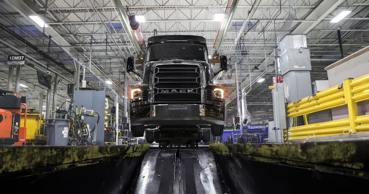 North American Class 8 Truck Orders Decline as Buyers Adopt Cautious Approach