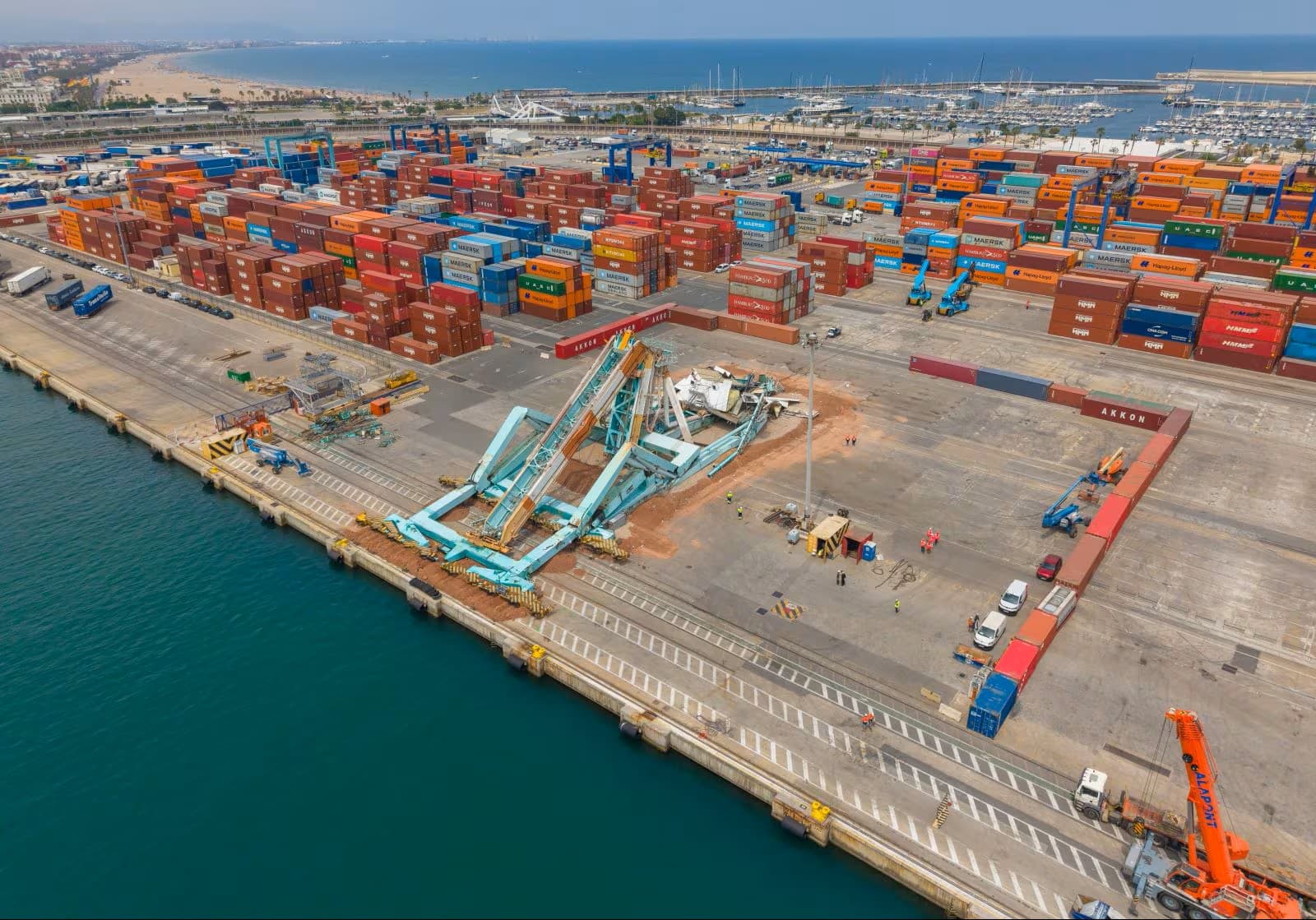 APM Terminals Valencia Modernizes by Removing Oldest Ship-to-Shore Crane