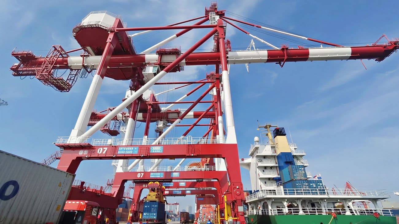 ZPMC Unveils Advanced Wind-Resistant STS Crane at Qingdao Terminal