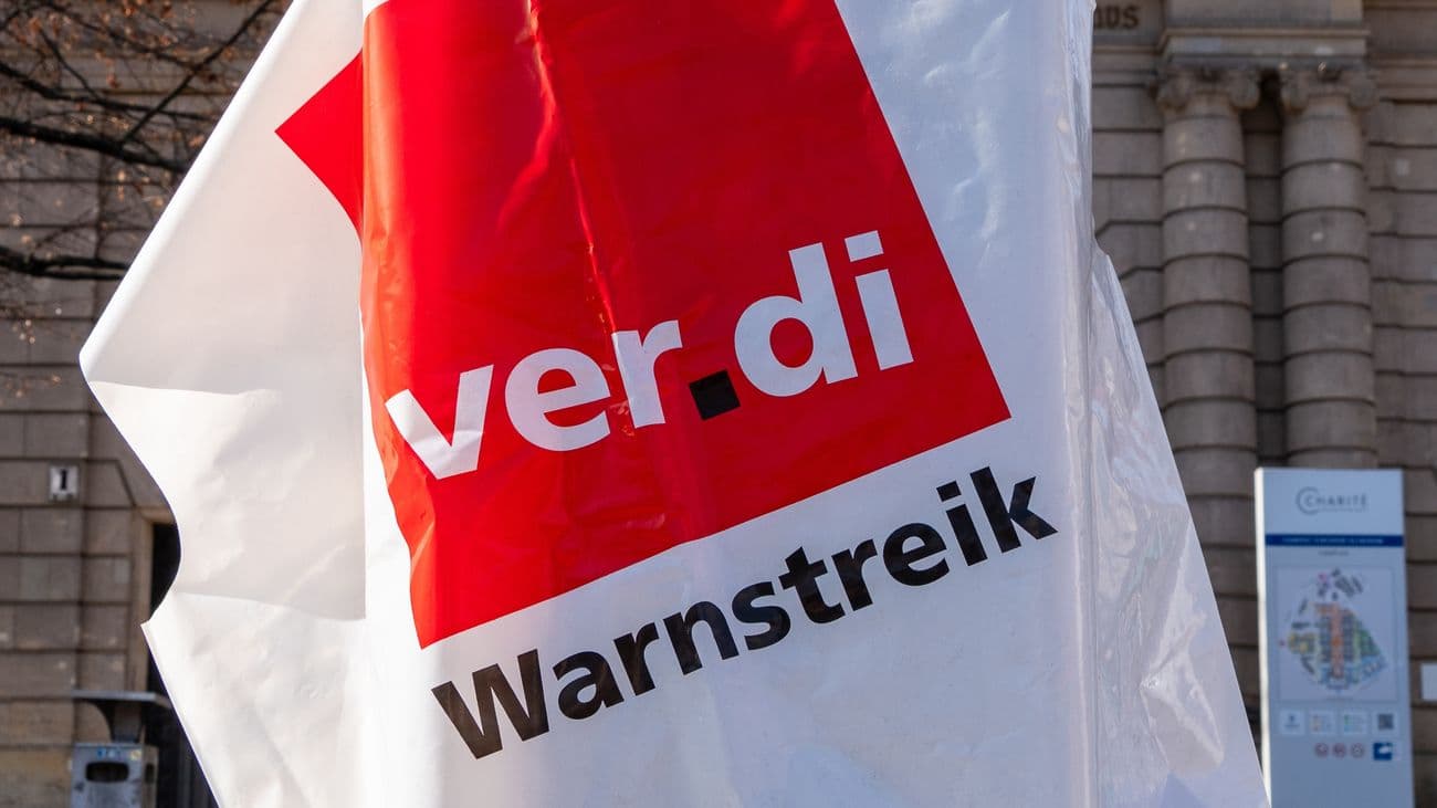 German Port Strikes Averted as Union Accepts Wage Offer